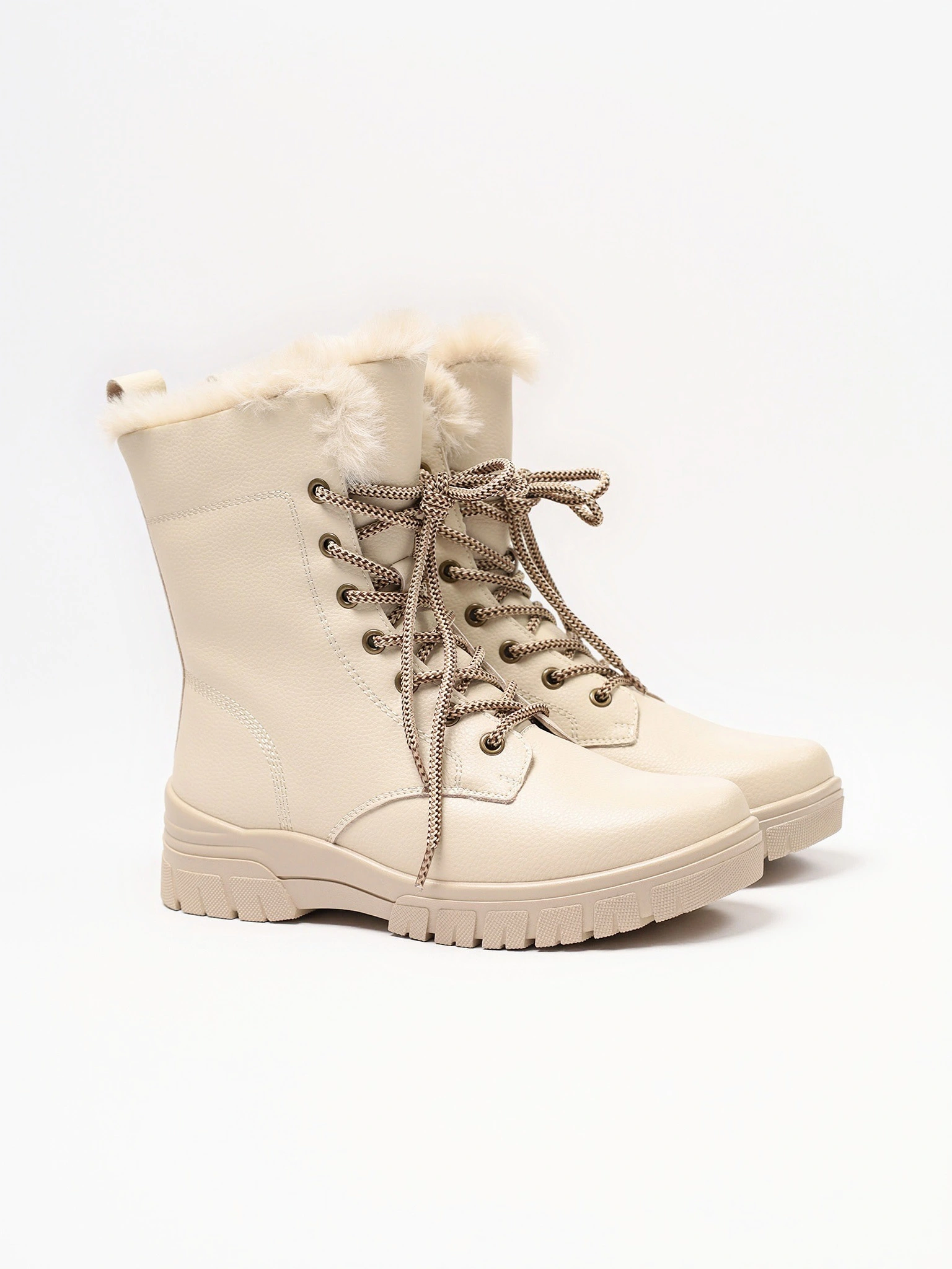 Ботинки бежевого цвета на средней рельефной подошве